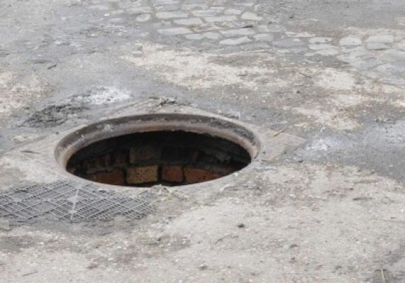 Ziua în amiaza mare cărau cu roaba un capac de canalizare furat
